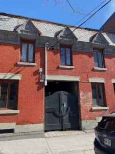 Une porte cochère à Montréal